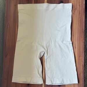 Empetua Shapewear shorts beige